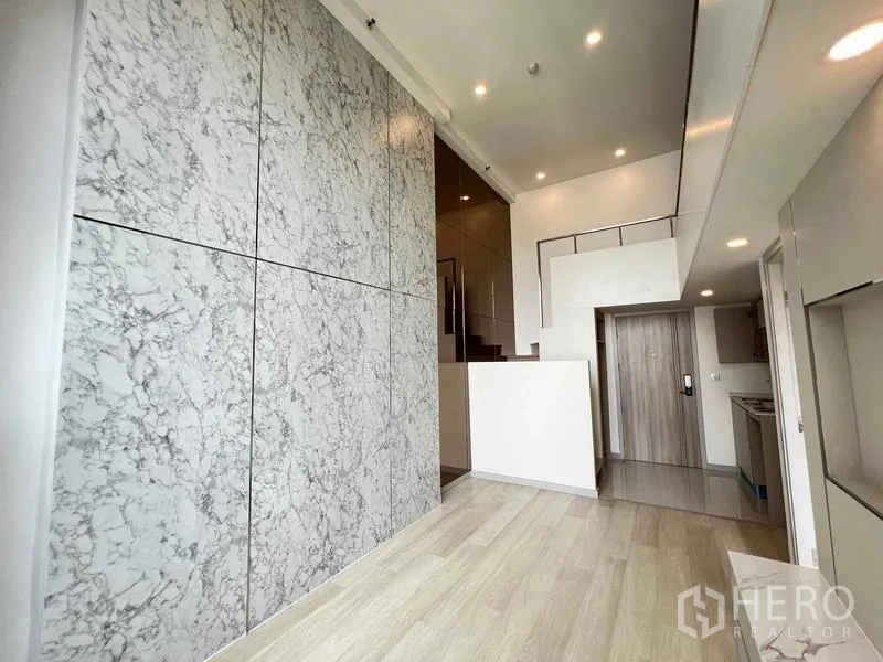 คอนโด ขายในSathon, Bangkok - โถงทางเข้าพื้นที่เปิดโล่ง ไฟดาวน์ไลต์ และครัวเล็กติดผนัง