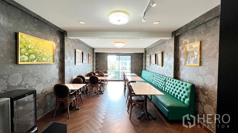 อาคารพาณิชย์ ให้เช่า - ห้องรับประทานอาหารยาว พื้นปาร์เกต์ โคมระย้า และช่องแสงกว้าง