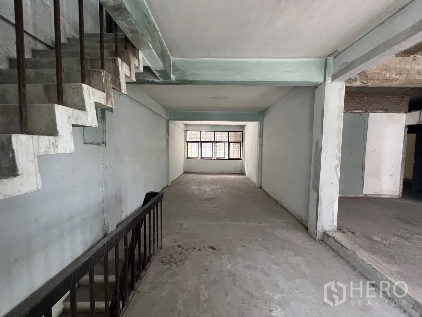 店屋 for rent in Bang Rak, Bangkok - 楼上长房间，后方设有楼梯。