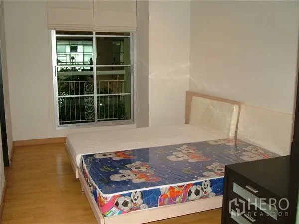 คอนโด ให้เช่าในKhlong Toei, Bangkok - ห้องนอนสว่าง มีเตียงคู่ หน้าต่างบานใหญ่พร้อมม่านม้วน มองเห็นพื้นที่สีเขียวด้านนอก