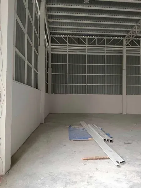 货栈 出租在Khlong Toei, Bangkok - 仓库内部高挑空间，钢桁架屋顶与波纹金属墙，水泥地坪