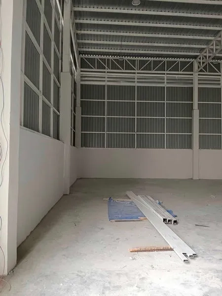 货栈 出租在Khlong Toei, Bangkok - 仓库内部高挑空间，钢桁架屋顶与波纹金属墙，水泥地坪