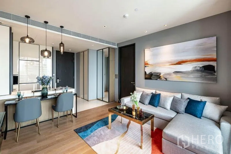 公寓 出租在Khlong Toei, Bangkok - 开放式客餐厅，木地板与多盏吊灯