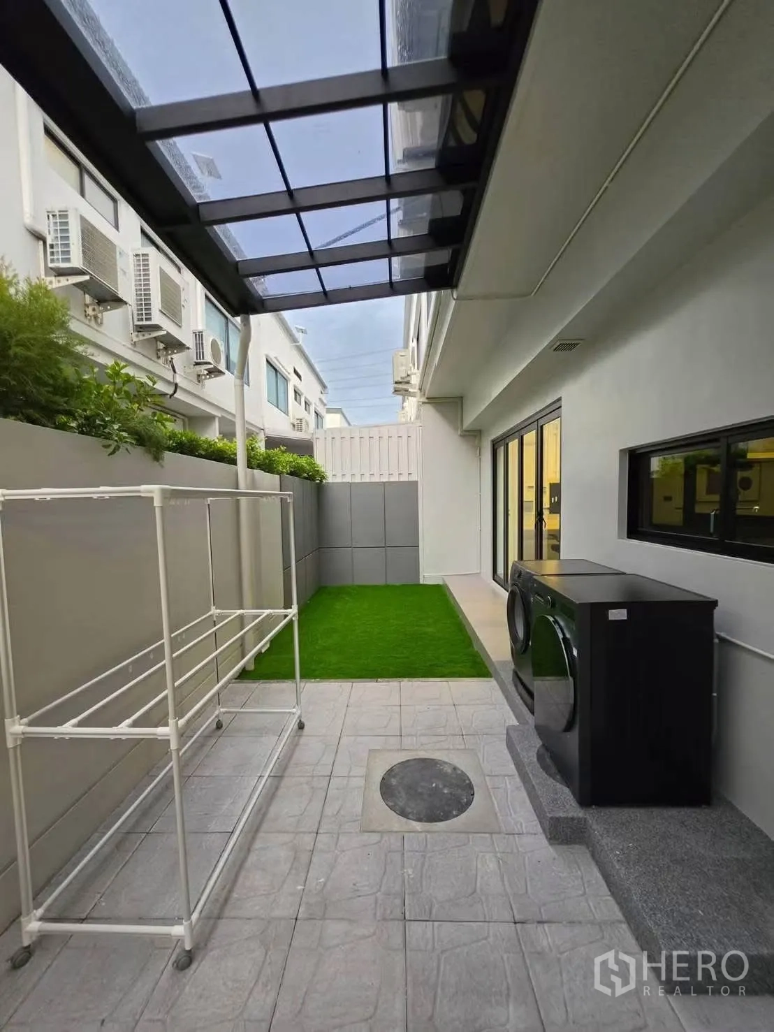 ทาวน์เฮาส์ for rent in Bang Phli, Samut Prakan - ลานซักล้างมีหลังคา เครื่องซักผ้า ราวตากผ้า และสนามหญ้าเทียม