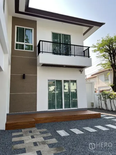 บ้าน ให้เช่าหรือขายในSaphan Sung, Bangkok - ด้านหลังบ้านมีประตูกระจกบานเลื่อน ระเบียงเล็ก และชานไม้ยกพื้น