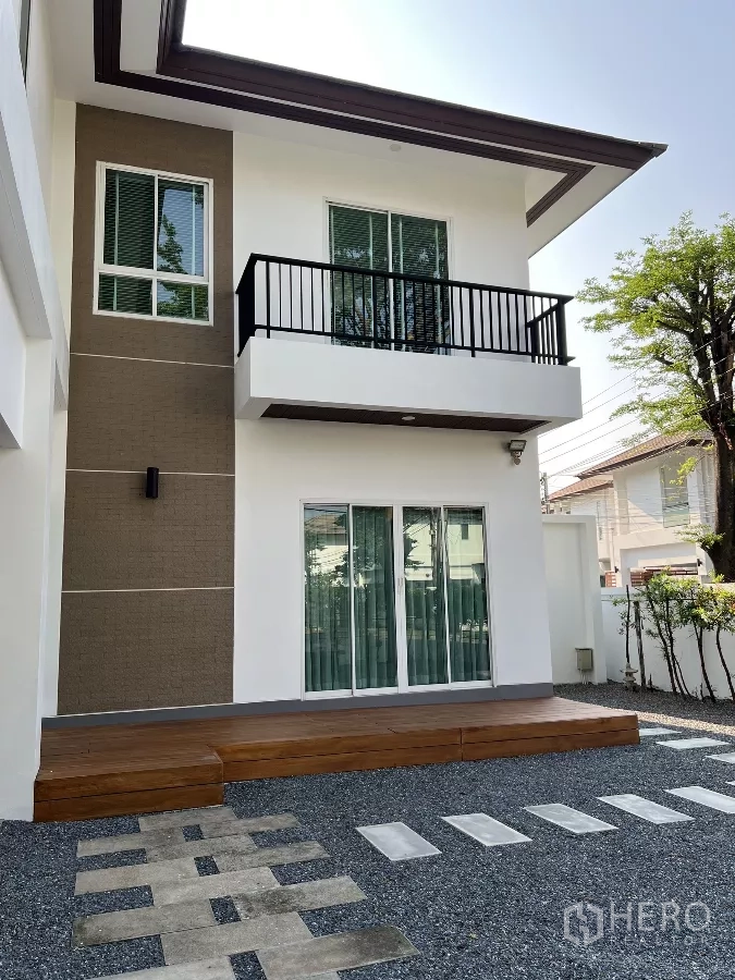 บ้าน ให้เช่าหรือขายในSaphan Sung, Bangkok - ด้านหลังบ้านมีประตูกระจกบานเลื่อน ระเบียงเล็ก และชานไม้ยกพื้น