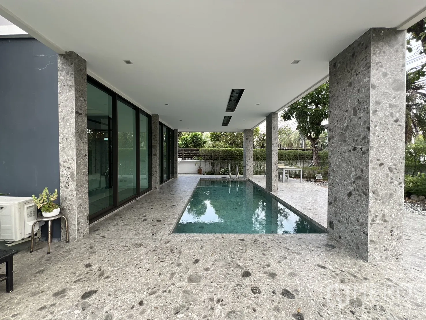 独栋房屋 for rent in Prawet, Bangkok - 带顶私人游泳池，石柱与大面积推拉玻璃门。