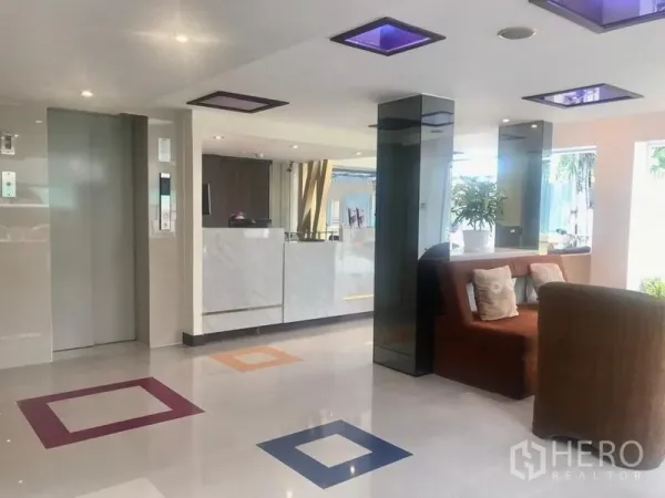 店屋 出租在Watthana, Bangkok - 明亮大厅，带大理石接待台、电梯与休息区的素坤逸商铺楼