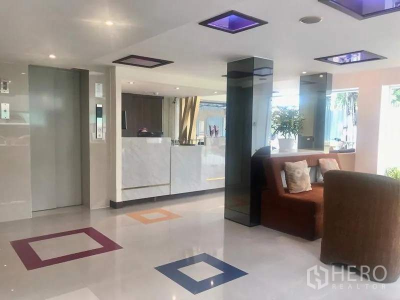 店屋 出租在Watthana, Bangkok - 明亮大厅，带大理石接待台、电梯与休息区的素坤逸商铺楼