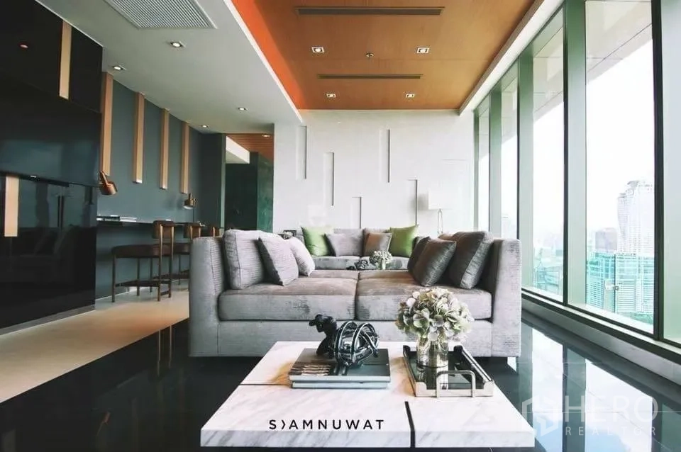 คอนโด for rent in Ratchathewi, Bangkok - เลานจ์หรูพร้อมโซฟาขนาดใหญ่ ฝ้าเพดานตกแต่ง และวิวเมืองผ่านหน้าต่าง