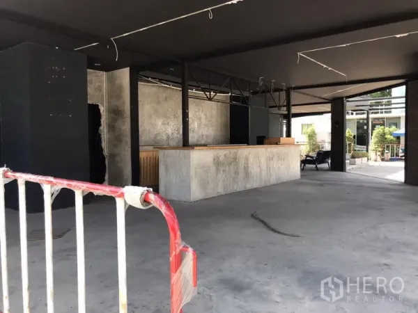 零售空间 出租在Khlong Toei, Bangkok - 开阔式室内空间，水泥地面，长形服务吧台，吊顶与梁架外露。