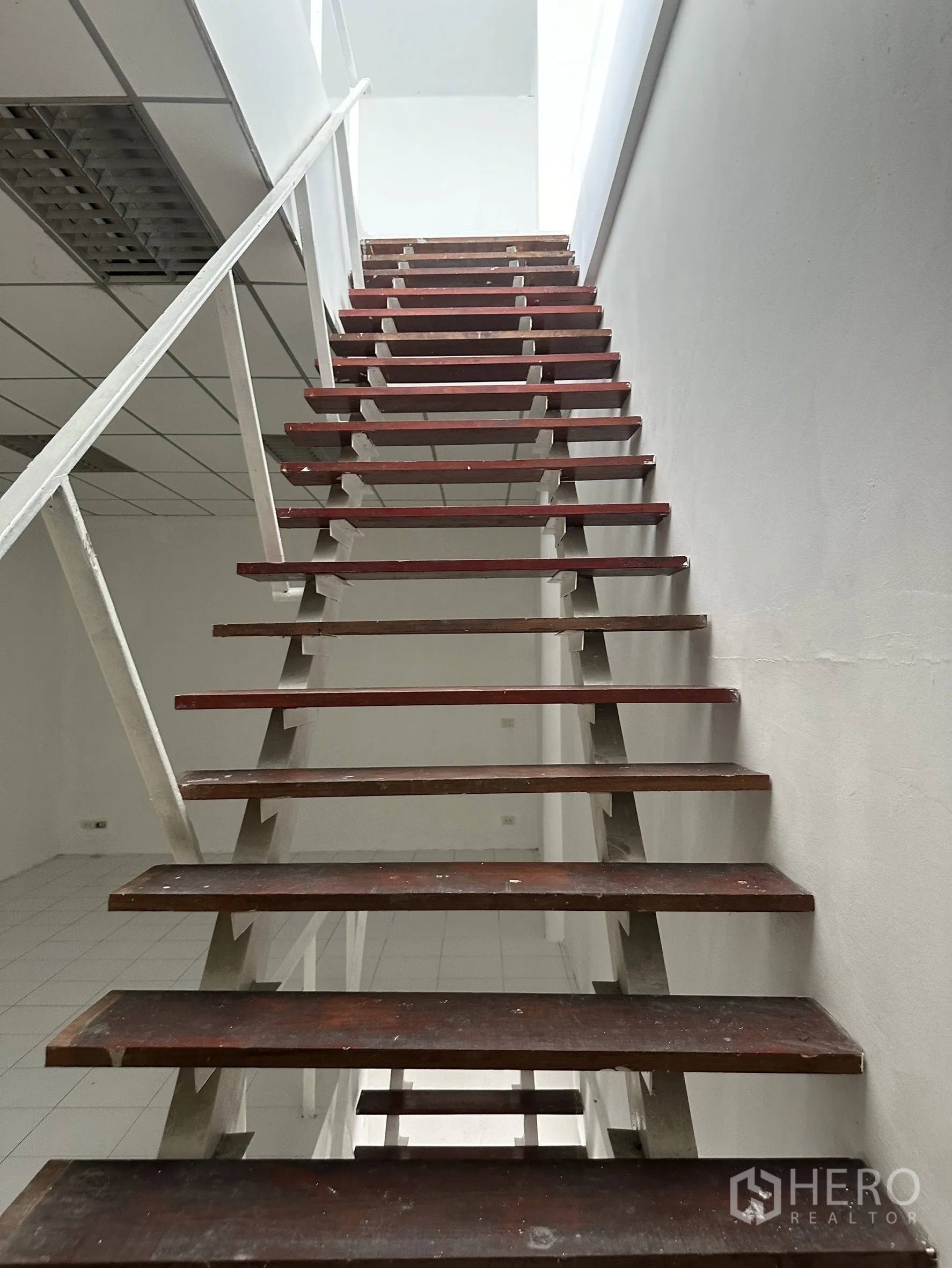 工厂 出租在Khlong Luang, Pathum Thani - 通往夹层办公室的钢结构木踏步楼梯。