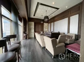 พื้นที่ขายปลีก ให้เช่า - โซนเลานจ์สว่างด้วยกระจกบานใหญ่ เคาน์เตอร์สตูลและเก้าอี้เรียงตัว เหมาะใช้เป็นพื้นที่ลูกค้า