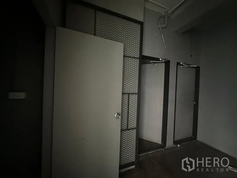 พื้นที่ขายปลีก ให้เช่า - พื้นที่หลังร้าน มีห้องกั้นสองห้องและตะแกรงโลหะ เหมาะเก็บของหรือห้องลอง
