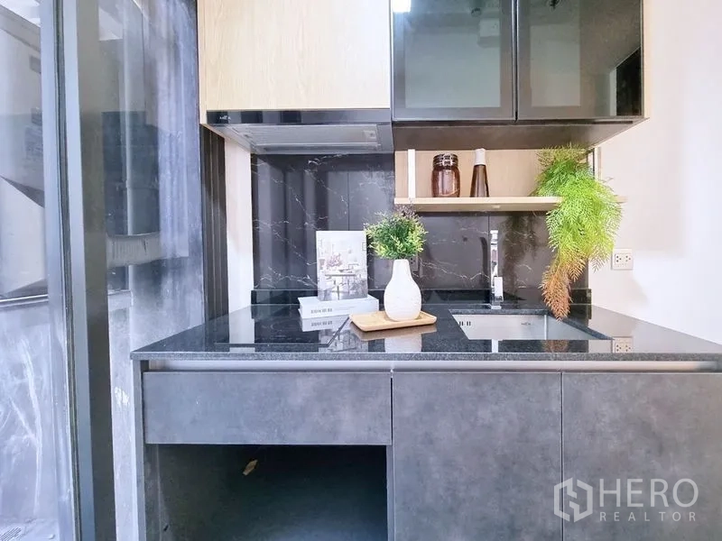 公寓 出售 - 厨房台面与水槽，开放式置物架与大理石纹挡板。