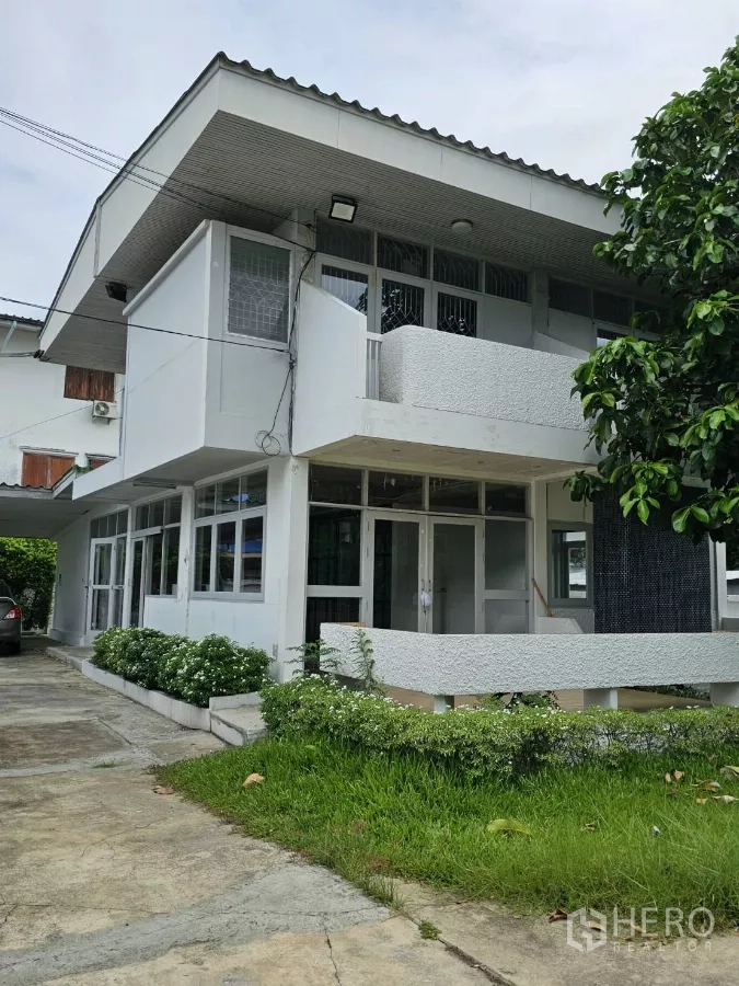 บ้าน ให้เช่าหรือขายในLat Phrao, Bangkok - ระเบียงชั้นบนและหน้าต่างรอบบ้านเหนือเฉลียงหน้าบ้านและสนามหญ้า