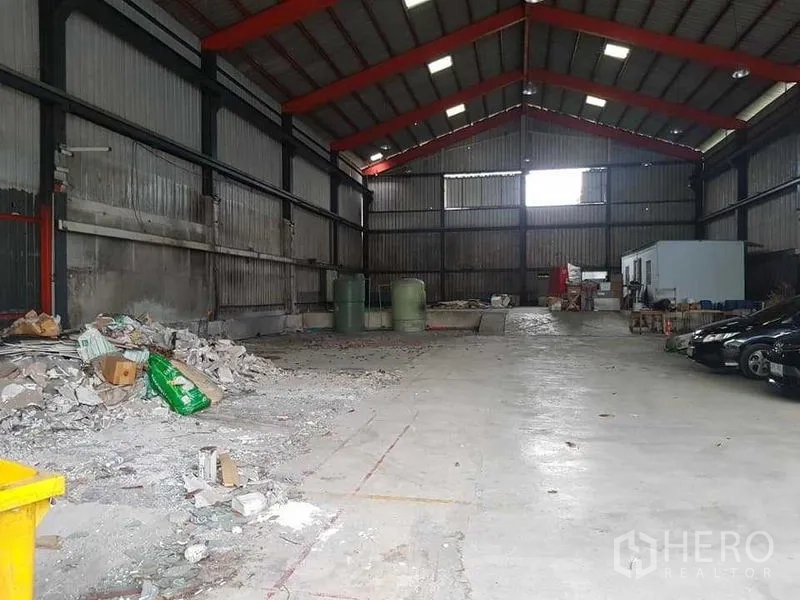 คลังสินค้า ให้เช่าในThung Khru, Bangkok - ภายในโกดังโล่ง หลังคาทรงจั่วโครงเหล็กสีแดง พื้นคอนกรีต และถังเก็บด้านข้าง