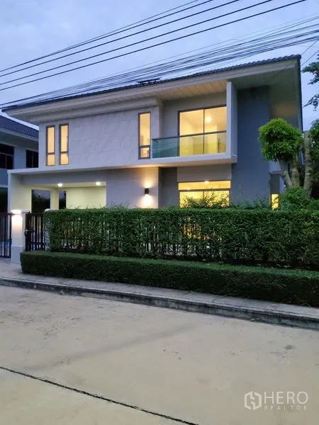 บ้าน ขายในNuea Khlong, Krabi - บ้านเดี่ยวโมเดิร์น 2 ชั้น ในอำเภอเหนือคลอง กระบี่ มีระเบียง รั้วพุ่มไม้ และแสงไฟยามเย็น