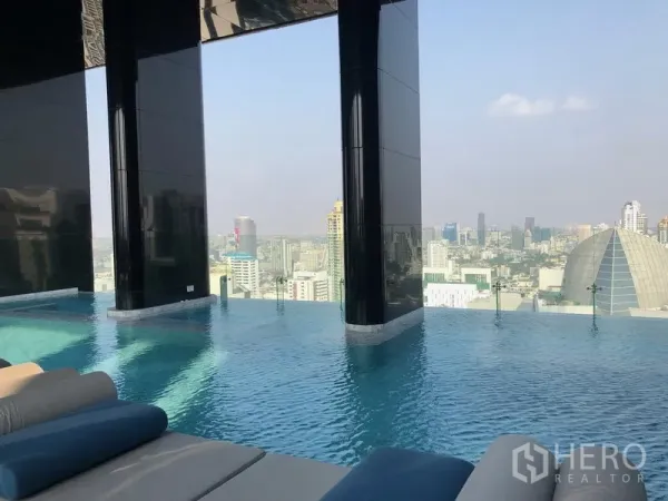 คอนโด ให้เช่าในWatthana, Bangkok - สระว่ายน้ำอินฟินิตี้บนชั้นสูง มองเห็นวิวสกายไลน์เมือง