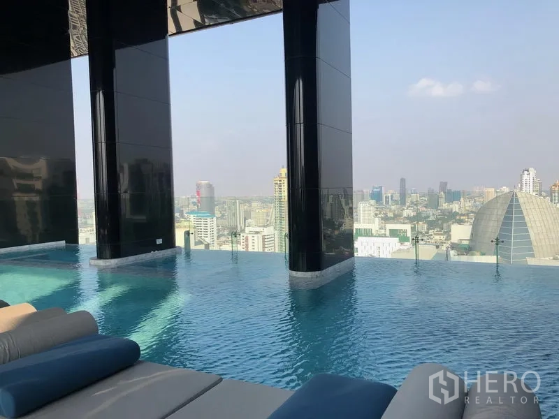 คอนโด ให้เช่าในWatthana, Bangkok - สระว่ายน้ำอินฟินิตี้บนชั้นสูง มองเห็นวิวสกายไลน์เมือง