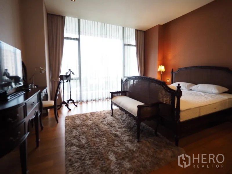 คอนโด ให้เช่าในSathon, Bangkok - ห้องนอนกว้าง เตียงและเบาะนั่งปลายเตียงไม้ หันสู่กระจกสูงจรดเพดาน