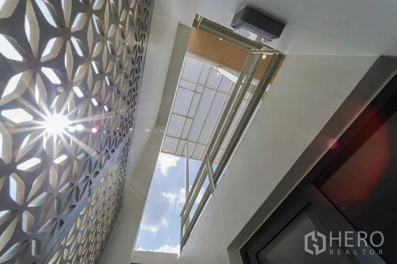 ทาวน์เฮาส์ ให้เช่าหรือขายในWatthana, Bangkok - มุมมองขึ้นไปยังแผงฉลุด้านหน้าอาคาร แสงอาทิตย์และท้องฟ้า