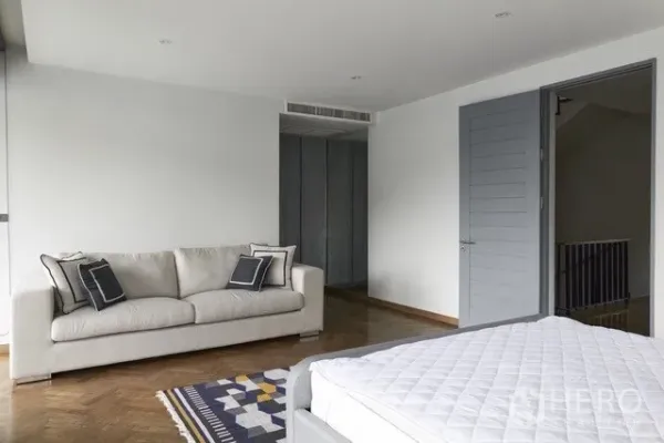 ทาวน์เฮาส์ ขายในWatthana, Bangkok - ห้องนอนกว้างพร้อมโซฟา ตู้บิลท์อิน และพื้นไม้ปาร์เกต์