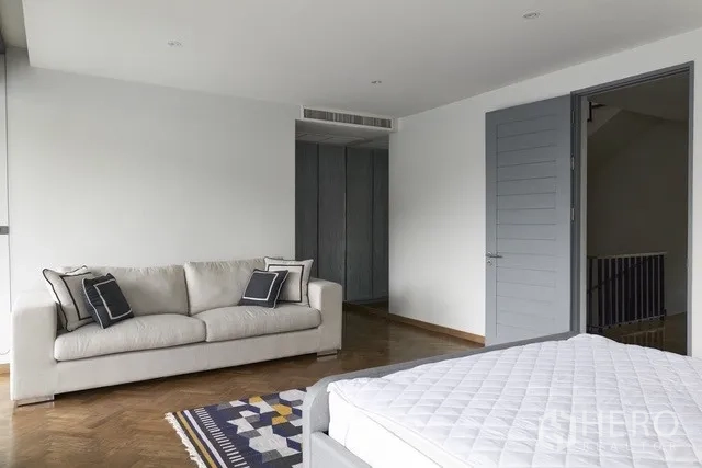 ทาวน์เฮาส์ ขายในWatthana, Bangkok - ห้องนอนกว้างพร้อมโซฟา ตู้บิลท์อิน และพื้นไม้ปาร์เกต์