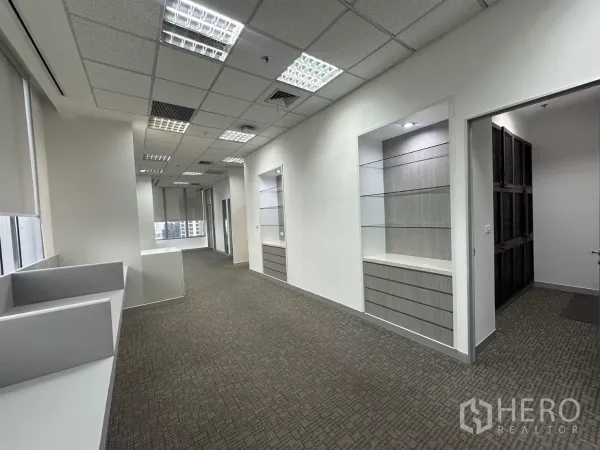 办公空间 出租在Watthana, Bangkok - 开放式办公区，设展示层板、顶灯与工作台。