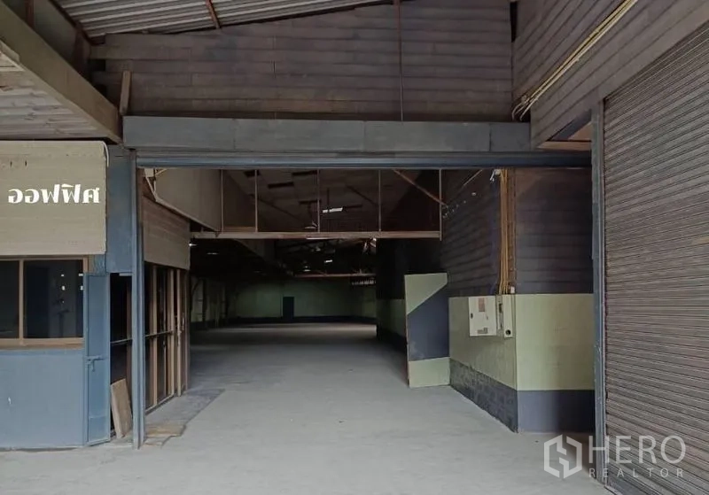 货栈 出租在Bang Khen, Bangkok - 前端装卸区，设大型卷帘门与电控面板，便于出入。