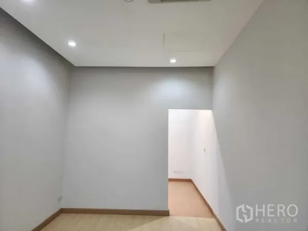 พื้นที่ขายปลีก ให้เช่าในWatthana, Bangkok - พื้นที่ร้านโทนเรียบ เพดานสูง ไฟ LED และทางเชื่อมไปยังโซนด้านหน้า