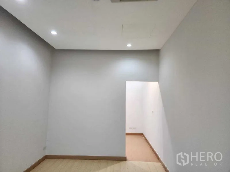 พื้นที่ขายปลีก ให้เช่าในWatthana, Bangkok - พื้นที่ร้านโทนเรียบ เพดานสูง ไฟ LED และทางเชื่อมไปยังโซนด้านหน้า