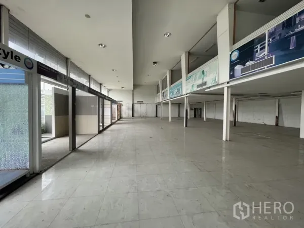 货栈 出租在Prawet, Bangkok - 高挑层展厅式大厅，瓷砖地面