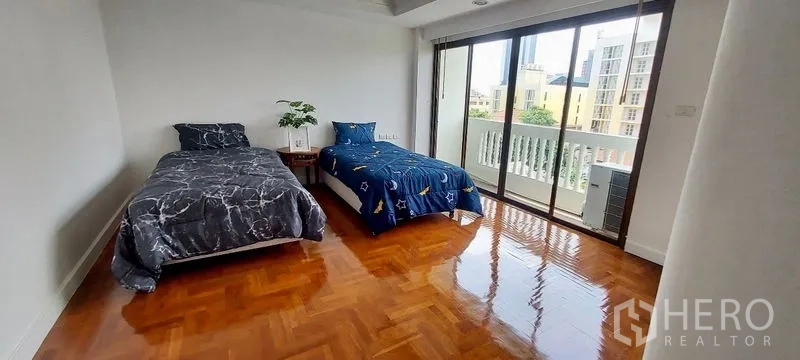 ทาวน์เฮาส์ ให้เช่าในSathon, Bangkok - ห้องนอนเตียงคู่ ระเบียงมุมมองเมือง และประตูกระจกเต็มบาน