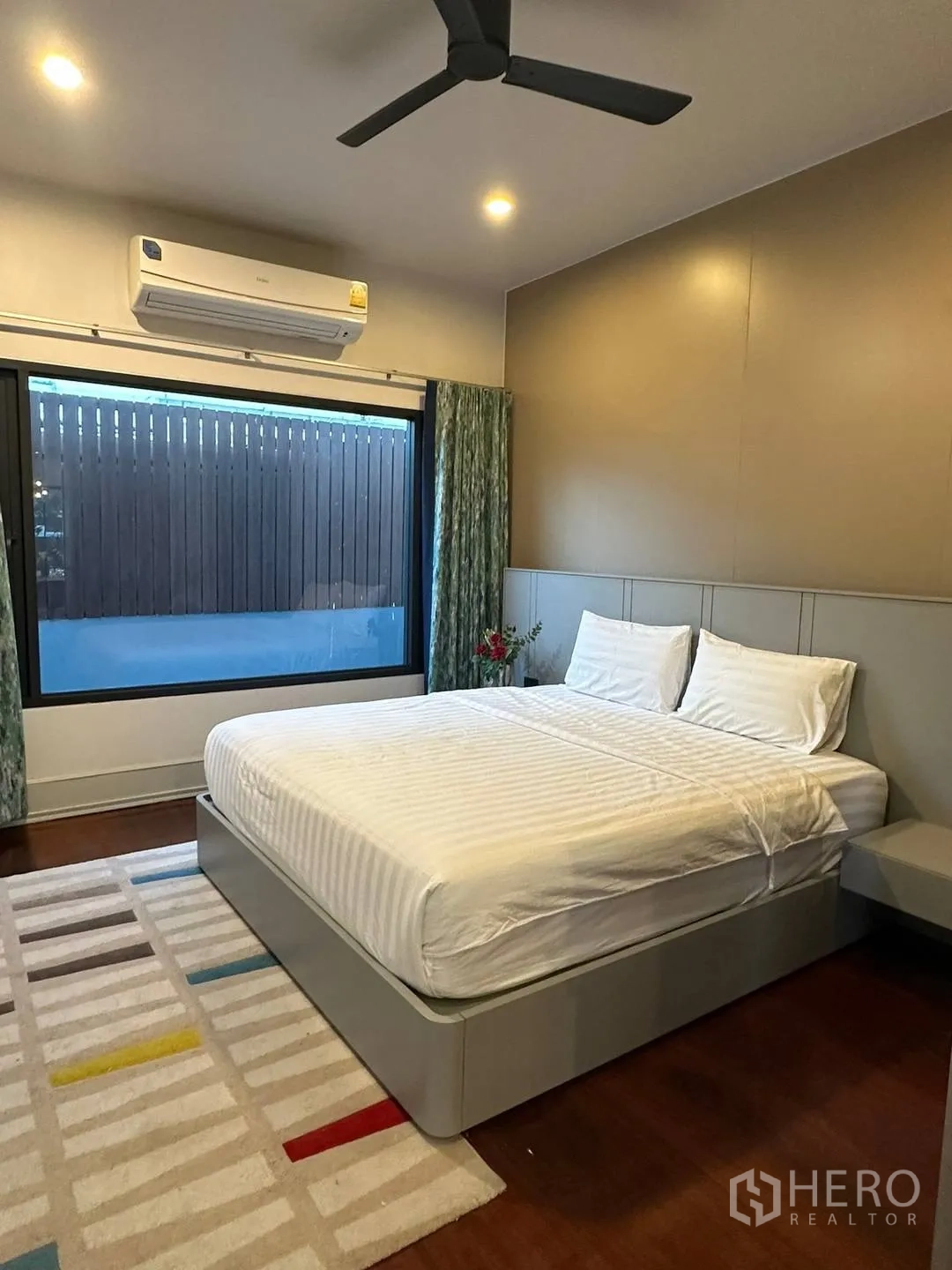 บ้านเดี่ยว for rent in Watthana, Bangkok - ห้องนอนแขกพร้อมพัดลมเพดาน แอร์ และเตียงสมัยใหม่