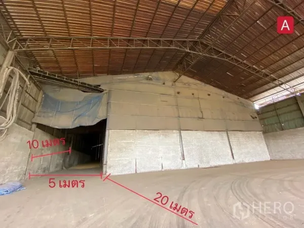 工厂 出租在Chachoengsao - 高跨距厂房内部，钢桁架屋顶与混凝土墙，装卸空间充足