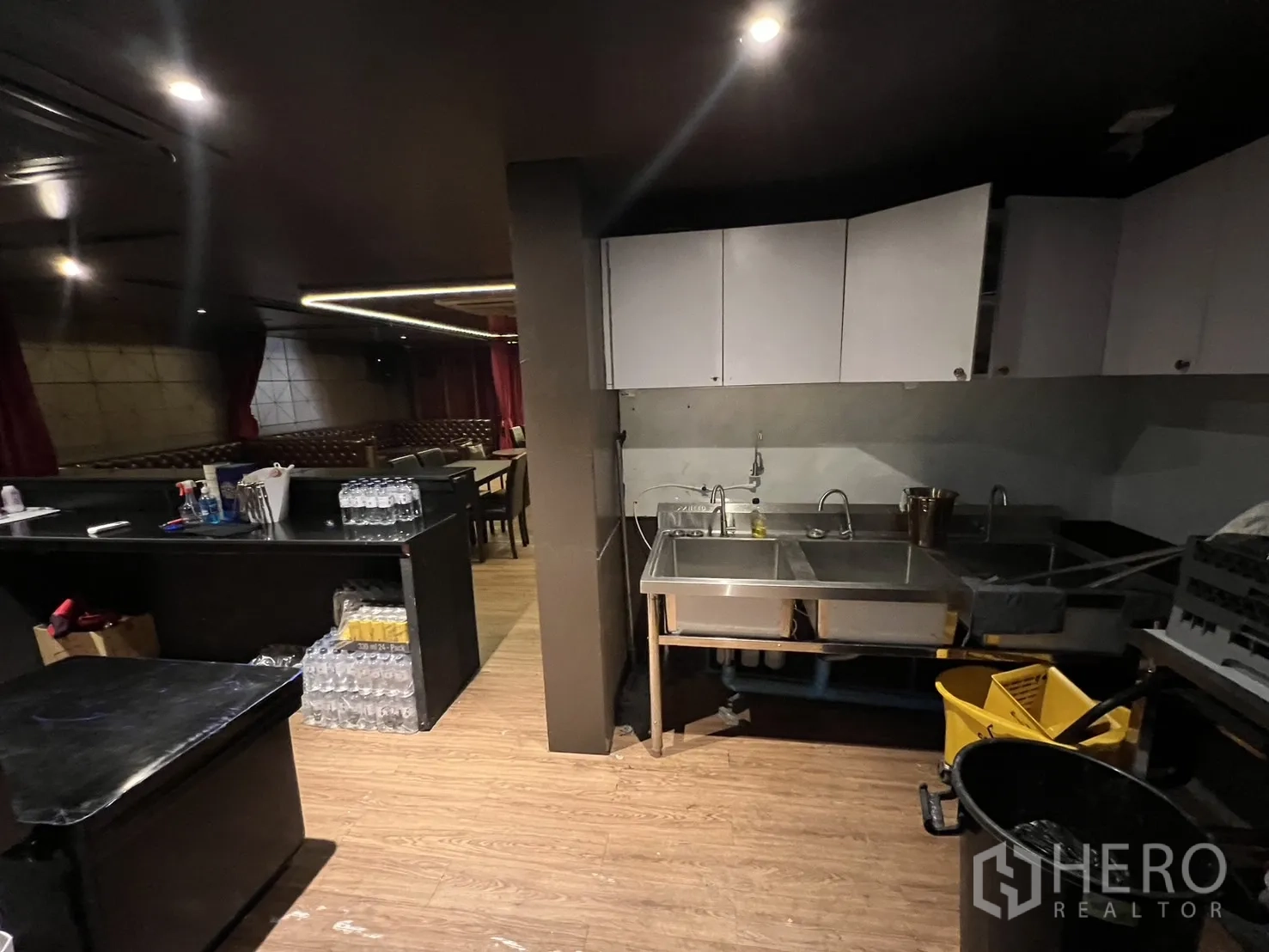 零售空间 出租在Watthana, Bangkok - 后勤洗涤区，三格不锈钢水槽