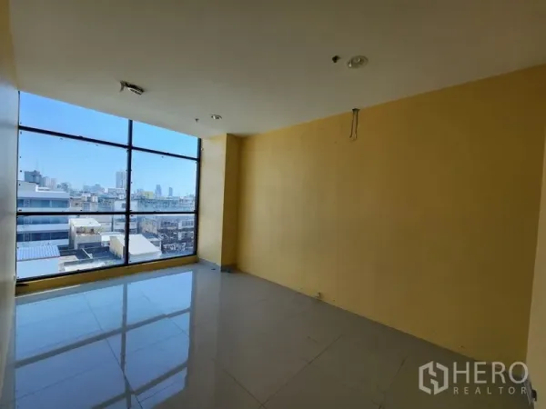 พื้นที่ขายปลีก ให้เช่าในBang Rak, Bangkok - ห้องค้าปลีกสว่างด้วยกระจกเต็มบาน มองวิวสกายไลน์กรุงเทพฯ