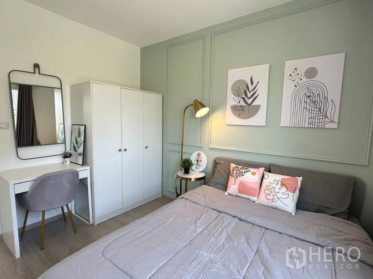 ทาวน์เฮาส์ ให้เช่าในBang Phli, Samut Prakan - ห้องนอนที่สองอบอุ่นพร้อมเตียง ตู้เสื้อผ้าสีขาว และโต๊ะเขียนหนังสือ