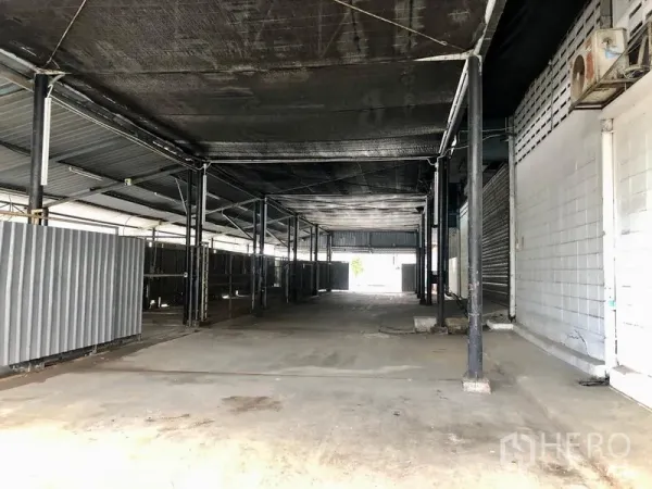 สำนักงาน ให้เช่าในSuan Luang, Bangkok - พื้นที่โหลดสินค้าแบบมีหลังคา เพดานสูง เสาเหล็ก ในโครงการสำนักงาน สวนหลวง