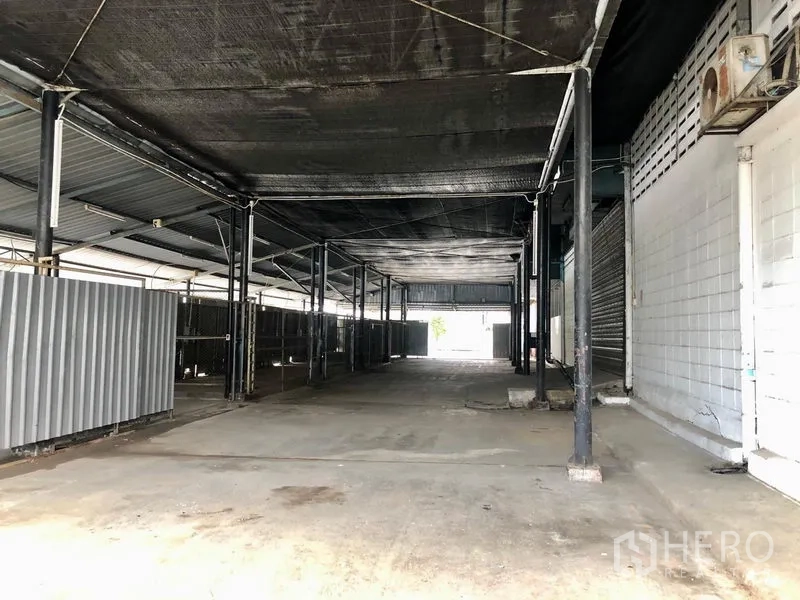 สำนักงาน ให้เช่าในSuan Luang, Bangkok - พื้นที่โหลดสินค้าแบบมีหลังคา เพดานสูง เสาเหล็ก ในโครงการสำนักงาน สวนหลวง