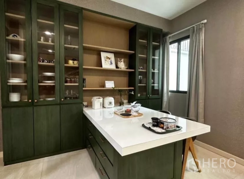 ทาวน์เฮาส์ ให้เช่าในYan Nawa, Bangkok - แพนทรีครัวตู้สีเขียวสไตล์เชคเกอร์ พร้อมไอส์แลนด์ท็อปหินสีขาว
