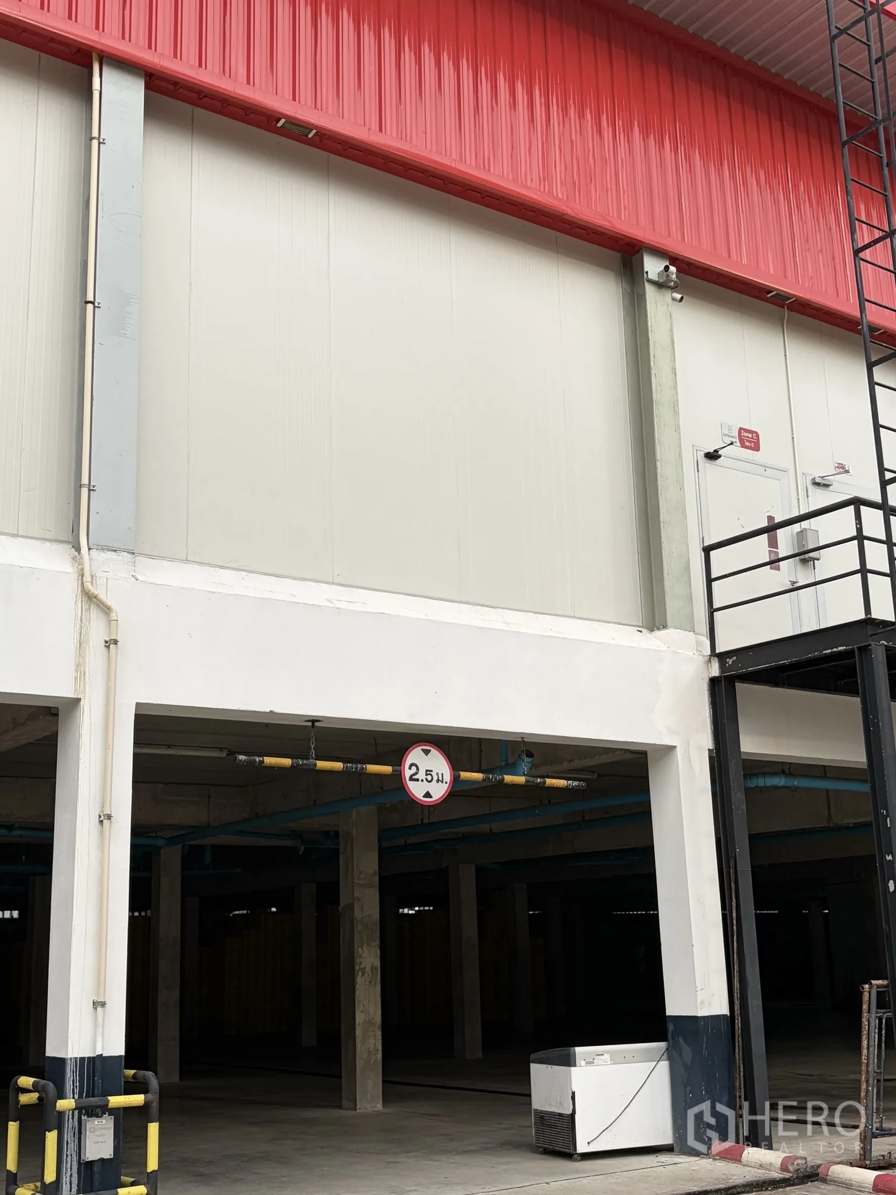 Factory for sale in Mueang Nakhon Pathom, Nakhon Pathom - Ground-level covered parking or service area with 2.5 m clearance sign.