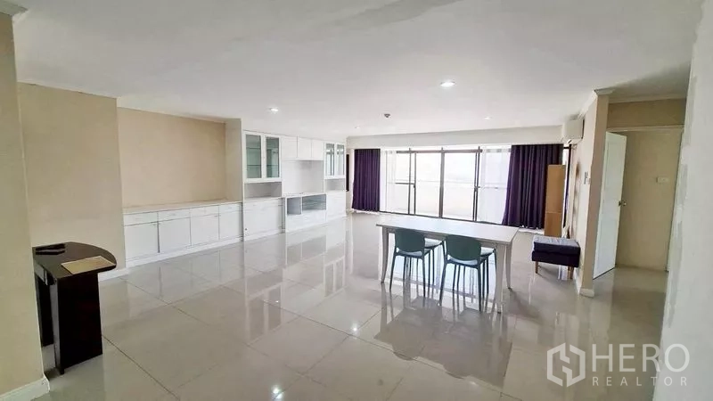 คอนโด ให้เช่าในWatthana, Bangkok - ห้องนั่งเล่นและรับประทานอาหารกว้าง พื้นกระเบื้องเงา ตู้บิวท์อินสีขาว และหน้าต่างบานกว้างพร้อมผ้าม่านทึบ