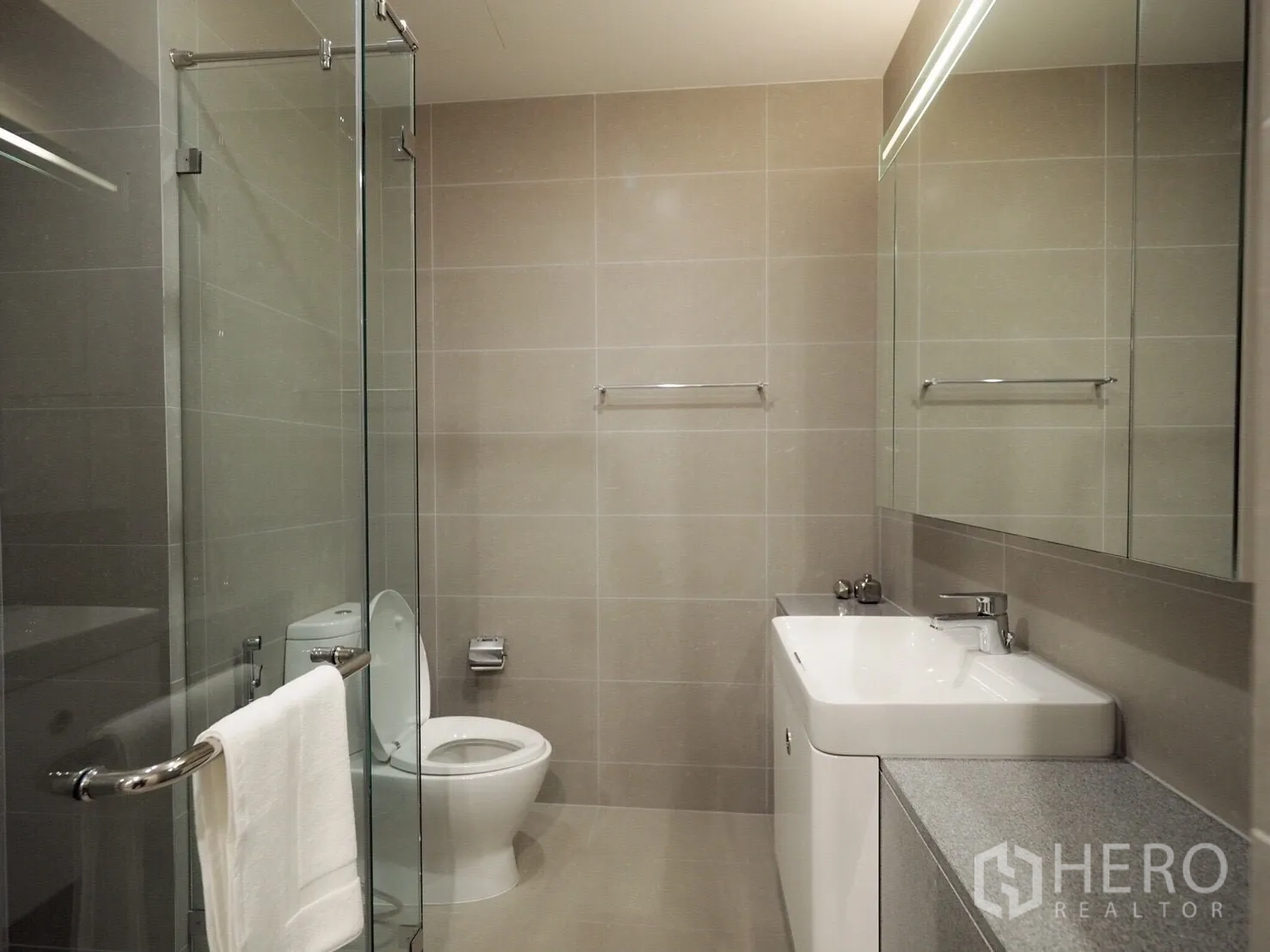 คอนโด ให้เช่าหรือขายในPathum Wan, Bangkok - ห้องน้ำสมัยใหม่พร้อมห้องอาบน้ำกระจก อ่างล้างหน้าขนาดใหญ่ และตู้กระจก