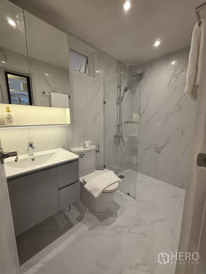 公寓 出售在Yan Nawa, Bangkok - 第二浴室，玻璃淋浴隔间与盥洗台，大理石纹。