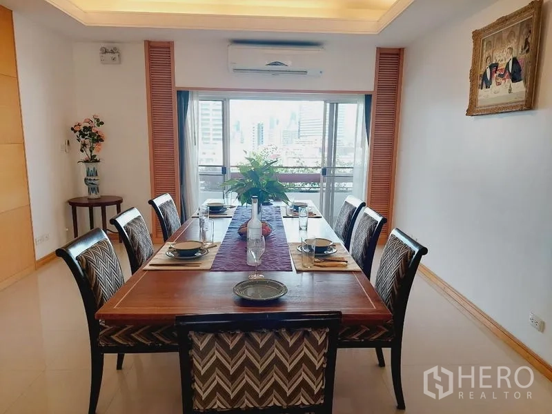 อพาร์ทเมนท์ ให้เช่า - พื้นที่รับประทานอาหารโต๊ะไม้แปดที่นั่ง มองเห็นวิวสกายไลน์จากหน้าต่าง