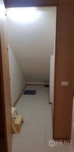 公寓 出租在Khlong Toei, Bangkok - 楼梯下储物间，瓷砖地面，多功能空间。