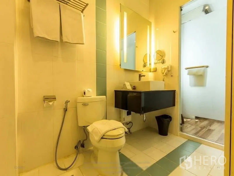 อาคารพาณิชย์ ให้เช่าหรือขายในKhlong Toei, Bangkok - ห้องน้ำสมัยใหม่พร้อมตู้ฝักบัว อ่างล้างหน้า และอุปกรณ์ครบ