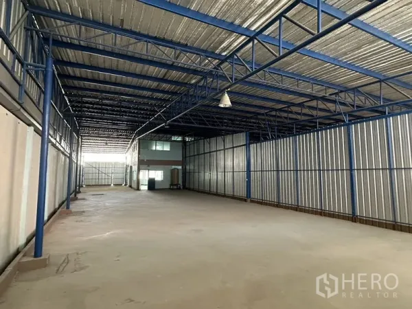 คลังสินค้า ให้เช่าในBueng Kum, Bangkok - ฮอลล์โกดังโล่ง คานเหล็กสีน้ำเงิน ผนังเมทัลชีท หลังคาสูงพร้อมโคมไฟ